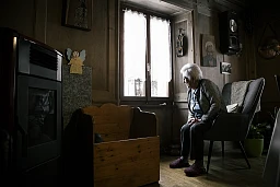 Villa (Valle Bedretto): racconti dalla Valle Bedretto, Caterina Leonardi, 98 anni, la più anziana persona della valle. Nella foto la finestra sul mondo di Caterina Leonardi, nella sua casa, situata all'inizio del paese di Villa Bedretto dove vive ed é cresciuta.
© Ti-Press / Alessandro Crinari Villa (Valle Bedretto): racconti dalla Valle Bedretto, Caterina Leonardi, 98 anni, la più anziana persona della valle. Nella foto la finestra sul mondo di Caterina Leonardi, nella sua casa, situata all'inizio del paese di Villa Bedretto dove vive ed é cresciuta.
© Ti-Press / Alessandro Crinari