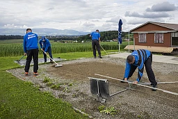 Hornusser richten den Bockstand ein, bei einem Training der ersten Mannschaft der Hornusser Hoechstetten, am Donnerstag, 23. Mai 2024 auf dem Hornusserplatz in Grasswil. Die Hornusser Hoechstetten sind mehrfache Eidgenoessische Sieger. Das Eidgenoessische Hornusserfest 2024 findet in Hoechstetten statt. (KEYSTONE/Peter Klaunzer) Hornusser richten den Bockstand ein, bei einem Training der ersten Mannschaft der Hornusser Hoechstetten, am Donnerstag, 23. Mai 2024 auf dem Hornusserplatz in Grasswil. Die Hornusser Hoechstetten sind mehrfache Eidgenoessische Sieger. Das Eidgenoessische Hornusserfest 2024 findet in Hoechstetten statt. (KEYSTONE/Peter Klaunzer)