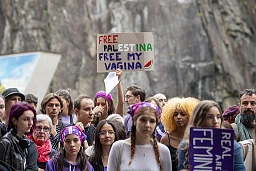 Bellinzona: manifestazione sciopero femminista, Insieme per una società femminista. Nella foto a cinque anni di distanza tornano gli slogan in centro cittâ a Bellinzona per una società femminista, la libertà si conquista. Rispetto, più salario più tempo. (KEYSTONE / Ti-Press / Francesca Agosta)