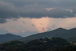 Mendrisiotto: clima, meteo instabile, temporali. Nella foto cielo nuvoloso al tramonto. Temporali serali, pioggia, maltempo. © Ti-Press / Francesca Agosta Mendrisiotto: clima, meteo instabile, temporali. Nella foto cielo nuvoloso al tramonto. Temporali serali, pioggia, maltempo. © Ti-Press / Francesca Agosta