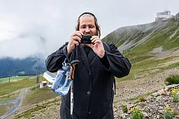 Foto: Joseph Khakshouri, 18-19.08.2024
Jüdische Gäste in Davos
Jakopbshorn
Gast aus England der sein Namen nicht publizieren möchte, Wandert mit Seinem Schiegervater und seinen Kindern und Enkel
Davos (GR) Foto: Joseph Khakshouri, 18-19.08.2024
Jüdische Gäste in Davos
Jakopbshorn
Gast aus England der sein Namen nicht publizieren möchte, Wandert mit Seinem Schiegervater und seinen Kindern und Enkel
Davos (GR)