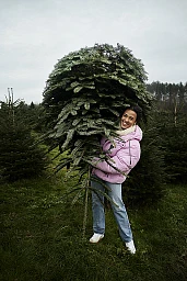 Mühelos schultert Ditaji Kambundji Kambundji ihren Weihnachtsbaum