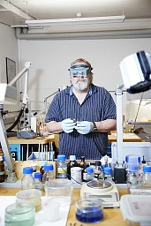 David Cuendet, der Leiter des Labors für Konservation des historischen Museums des Kantons Waadt, trägt eine binokulare Kopfbandlupe.