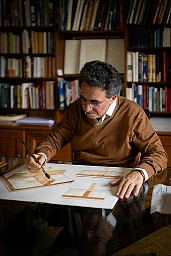 Santiago Calatrava malt Pläne in seinem Atelier.