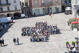 Lugano: giornata mondiale CRS, Croce Rossa Svizzera. Croce umana, simbolo del CRS, composta da personale della Croce Rossa Svizzera, volontari e simpatizzanti al centro della Piazza della Riforma di Lugano per i festeggiamenti della giornata mondiale CRS. © Ti-Press / Francesca Agosta