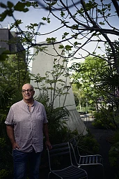 Portrait von Longcovid betroffenem Radiomoderator Christian Salzmann.