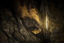 Photographie de l’exploration spéléologique d’une cavité sur le domaine de Leysin accompagné de Laurent Hyvert, Guide de Spéléologie.