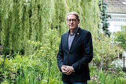 Frank Bangerter in seinem Garten in Grenchen.