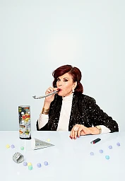 Elizabeth Teissier sitzt der Schalk im Nacken. Entsprechend viel Spass hat sie beim Fotoshooting mit der Tischbombe und Scherzartikel. Elizabeth Teissier sitzt der Schalk im Nacken. Entsprechend viel Spass hat sie beim Fotoshooting mit der Tischbombe und Scherzartikel.