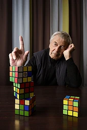 Ernő Rubik und sein Würfel gehen seit 1974 einen langen Weg zusammen – in diesem Jahr feiern sie ihr Doppeljubiläum. Ernő Rubik und sein Würfel gehen seit 1974 einen langen Weg zusammen – in diesem Jahr feiern sie ihr Doppeljubiläum.