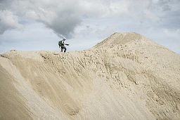Waad, den 13.7.2024. Naturgoldschmied Markus Liechti sucht sein Gold.