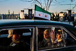 Ein paar Tage nach seinem Rücktritt feiern Menschen am Freitag bei Sonnenuntergang in Latakia das Ende des Asad-Regimes.