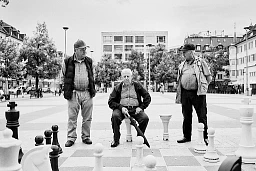 Auf dem Marktplatz in Zürich Oerlikon treffen sich Männer und spielen – im Strassenschach suchen sie etwas, das sie sonst nirgends finden. 8.9.2025