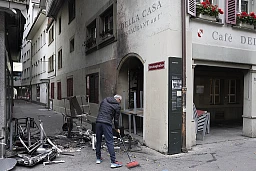 Nazim Ates, Mitarbeiter des Restaurants Della Casa, reinigt den Platz vor dem Restaurant, am Tag nach der nicht bewilligten Demonstration fuer Gaza, am Sonntag, 12. Oktober 2025 in Bern. Bei der Demonstration kam es zu Ausschreitungen und Verwuestungen. Vor dem Restaurant Della Casa haben die Demonstranten ein Feuer gelegt. (KEYSTONE/Peter Klaunzer)