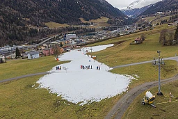 Inverno senza neve, Veduta panoramica aerea sul comprensorio di Luina dove i cannoni da neve artificiale hanno permesso l'apertura di un primo tratto di pista ad Airolo Luina, in Ticino, Svizzera, domenica 21 dicembre 2025 (KEYSTONE/Ti-Press/Francesca Agosta) Inverno senza neve, Veduta panoramica aerea sul comprensorio di Luina dove i cannoni da neve artificiale hanno permesso l'apertura di un primo tratto di pista ad Airolo Luina, in Ticino, Svizzera, domenica 21 dicembre 2025 (KEYSTONE/Ti-Press/Francesca Agosta)