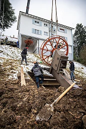 Der Drehmast für den kürzesten Skilift der Welt wird aufgerichtet.